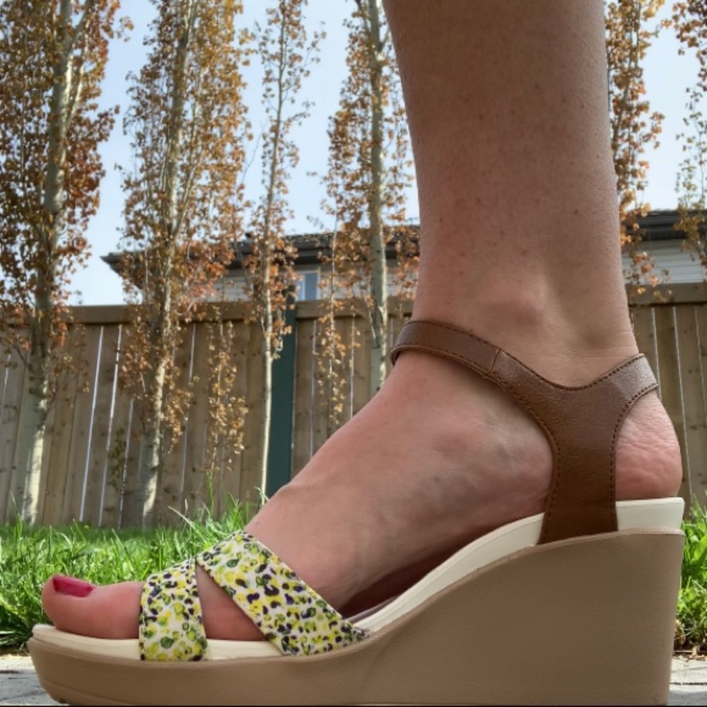 Croc’s Leigh II Ankle Strap Wedge Sandal - Picture 2 of 13